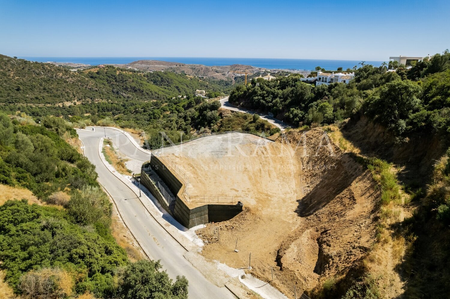 Grundstück in Montemayor mit spektakulärem Meer- und Bergblick und Vorprojekt