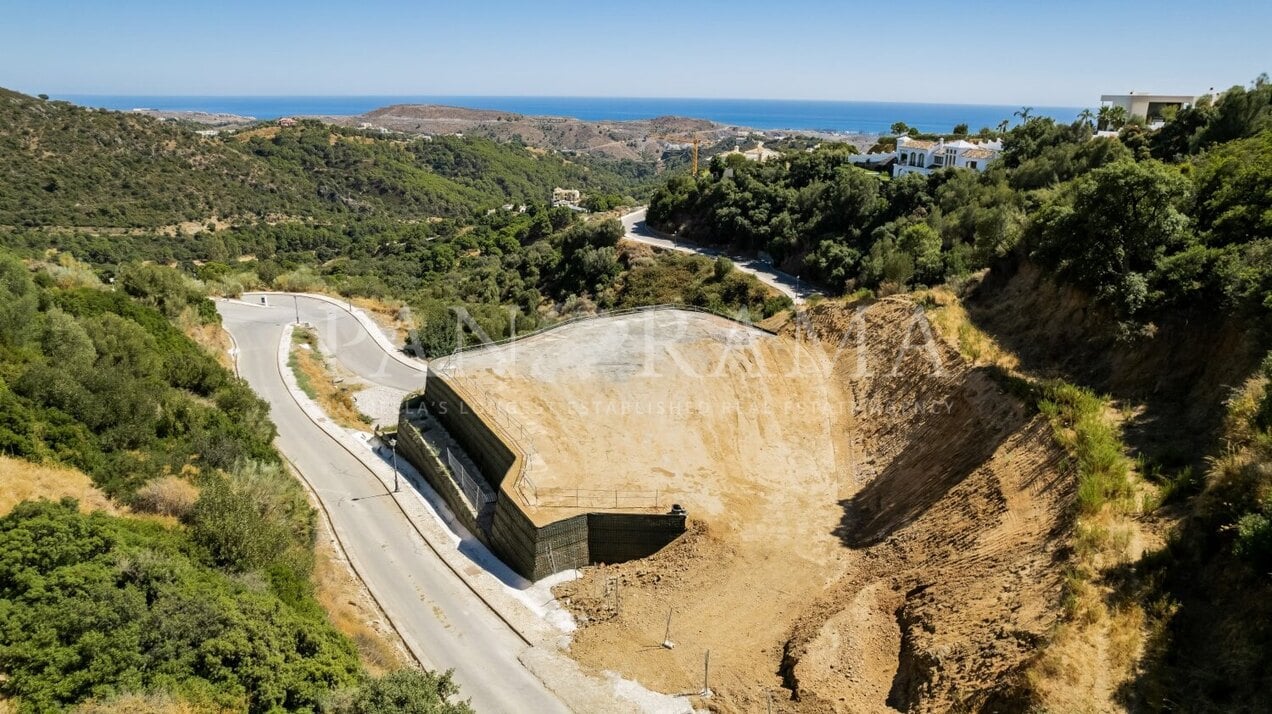 Grundstück in Montemayor mit spektakulärem Meer- und Bergblick und Vorprojekt