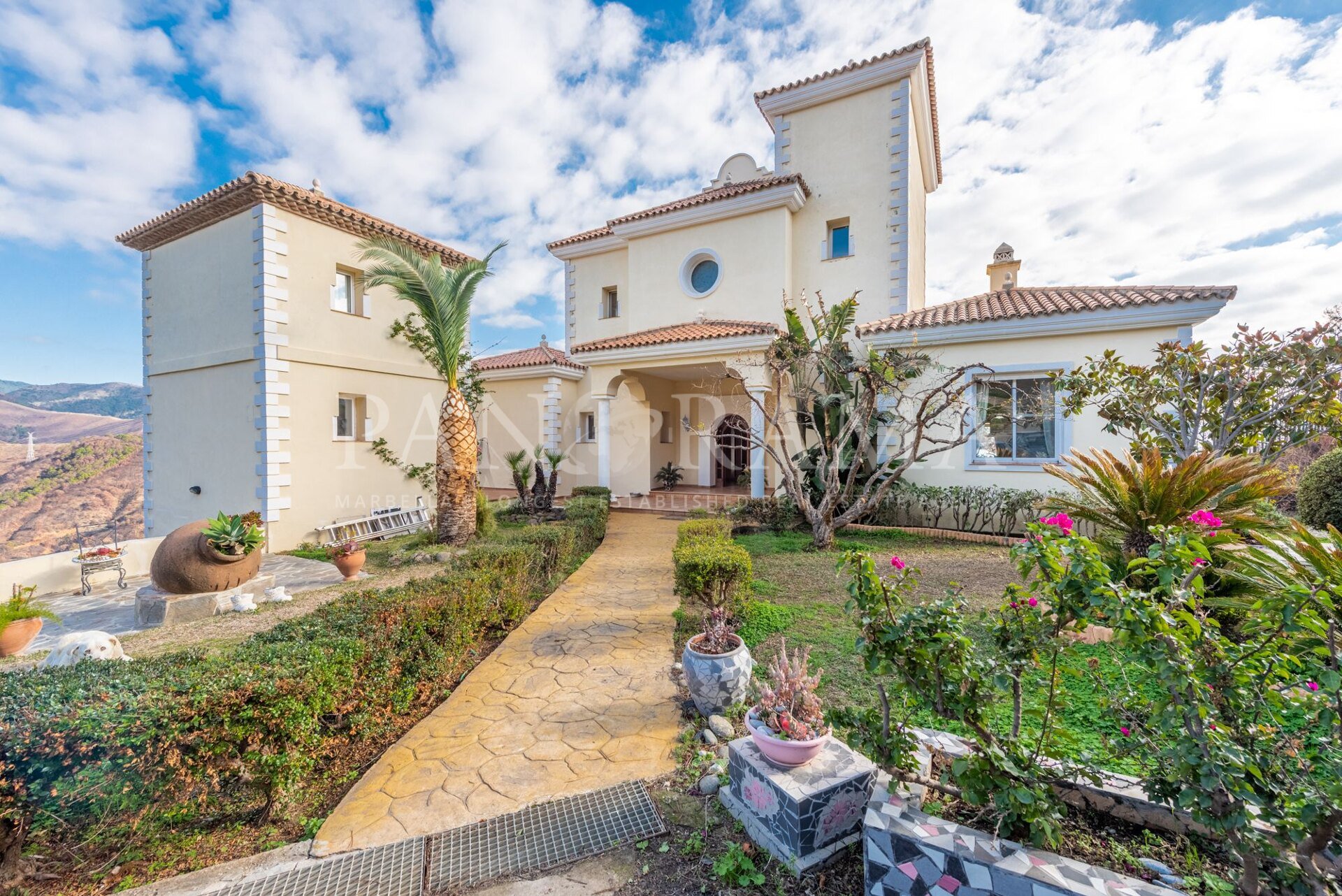 Fantastische villa gelegen op een perceel van 60.000 m2 in Estepona met uitzicht op de bergen en de zee