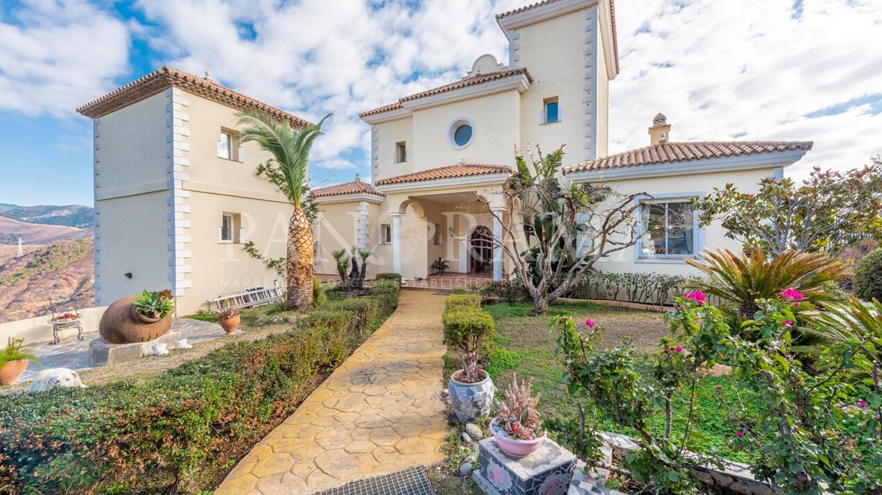 Superbe villa située sur un terrain de 60 000 m2 à Estepona avec vue sur la montagne et la mer