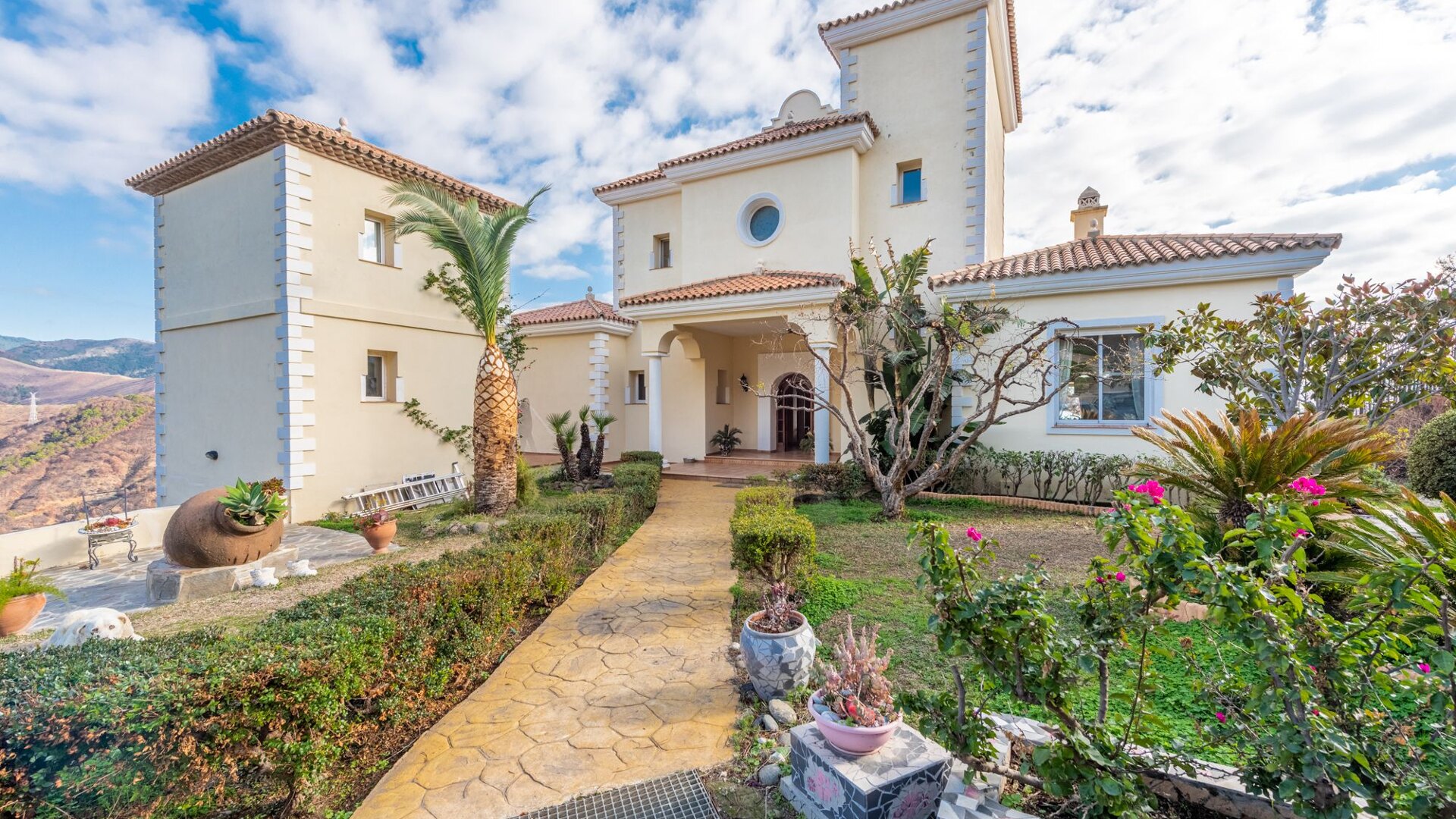 Fantástica villa en una parcela de 60.000 m2 en Estepona con vistas a la montaña y el mar