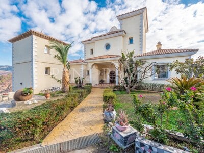 Fantástica villa en una parcela de 60.000 m2 en Estepona con vistas a la montaña y el mar