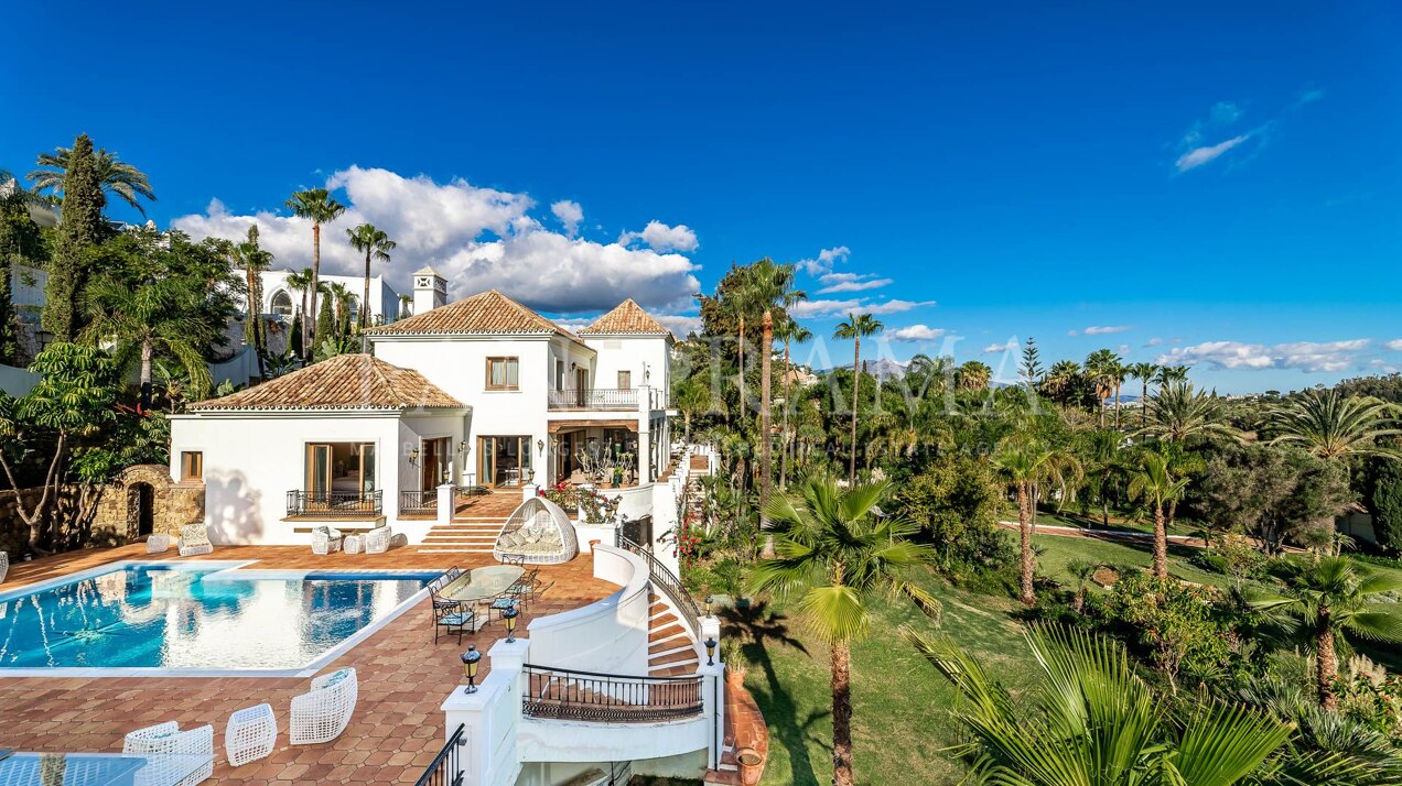 Large estate in El Paraíso Alto with with sea views