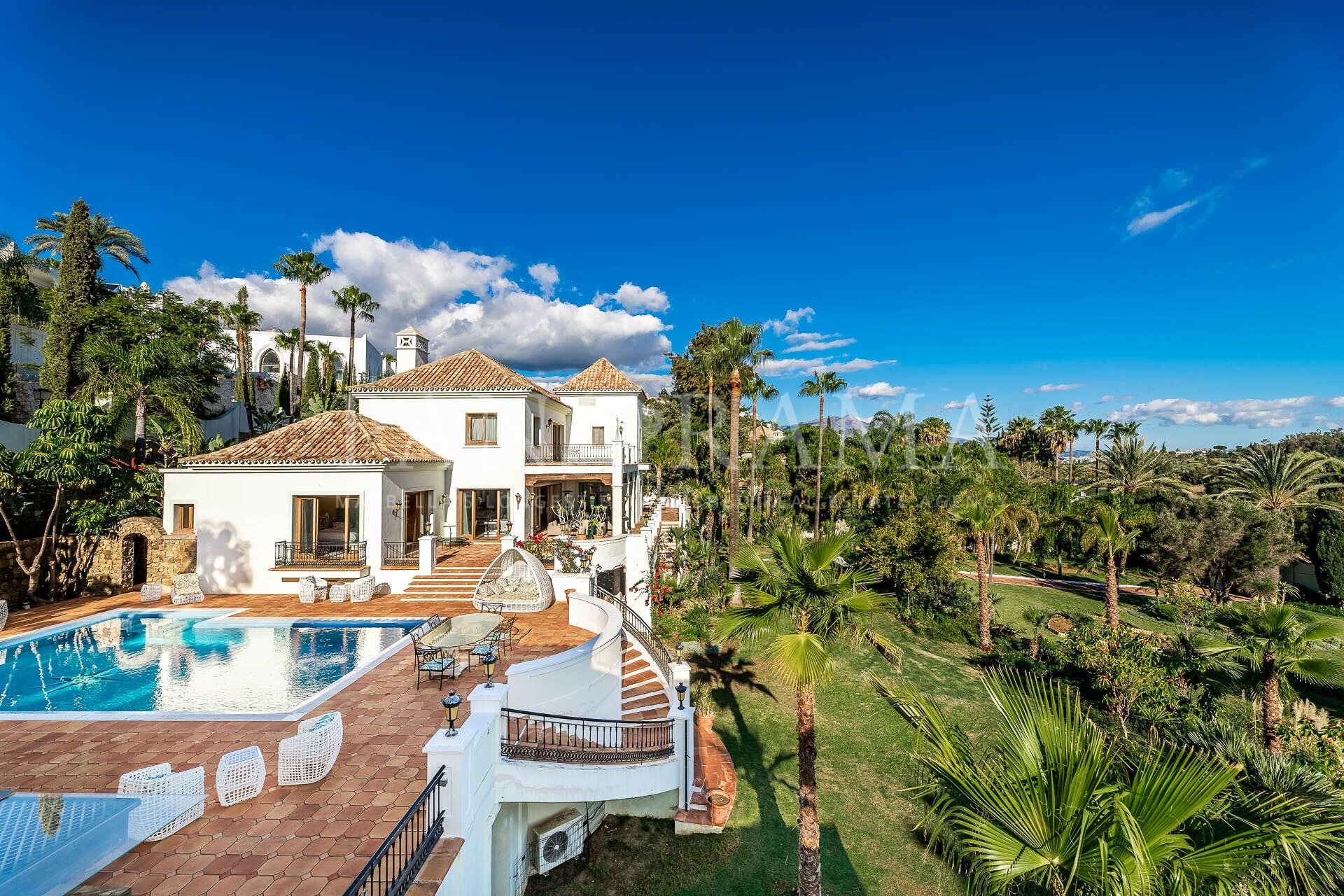 Large estate in El Paraíso Alto with with sea views