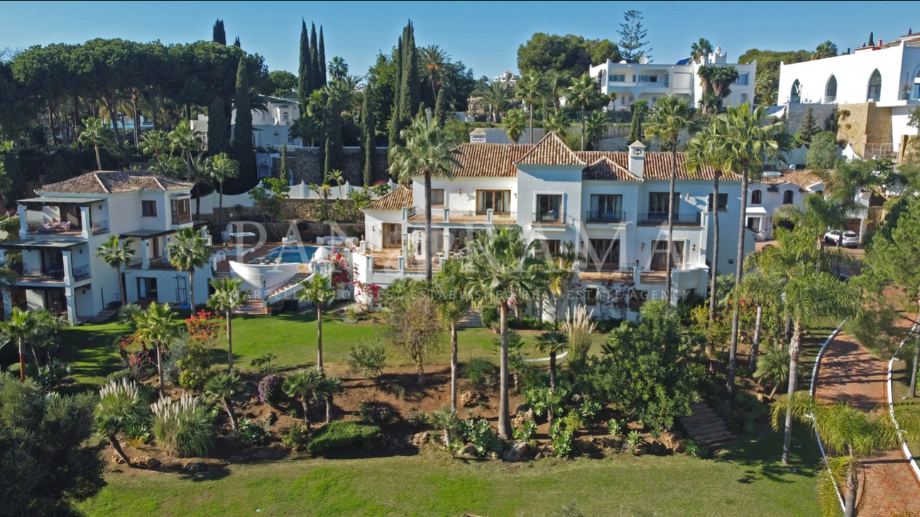 Large estate in El Paraíso Alto with with sea views
