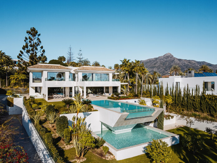 Gloednieuwe spectaculaire villa met uitzicht op golf en zee op een toplocatie in Nueva Andalucía