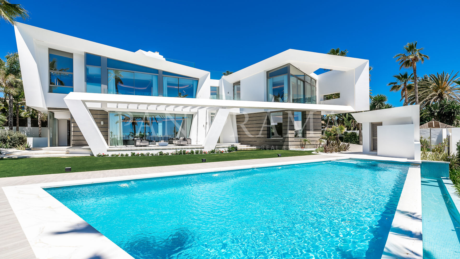 Nieuw gebouwde luxe villa aan het strand in Los Monteros