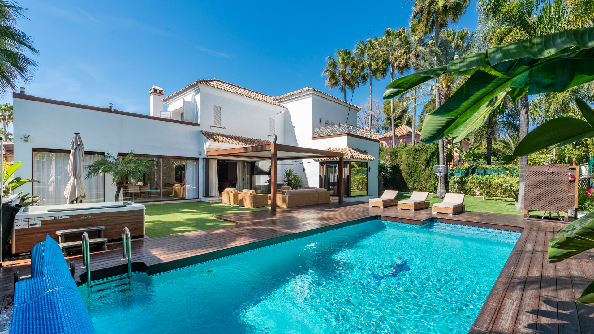 Elégante villa en bord de mer dans un excellent emplacement à Puerto Banús