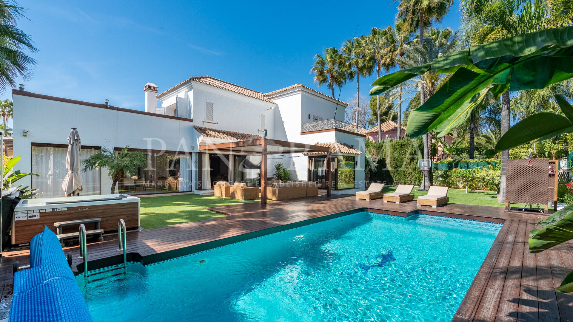 Elegante villa aan het strand op een uitstekende locatie in Puerto Banús