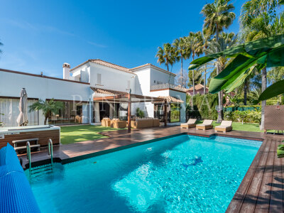 Elegante villa aan het strand op een uitstekende locatie in Puerto Banús