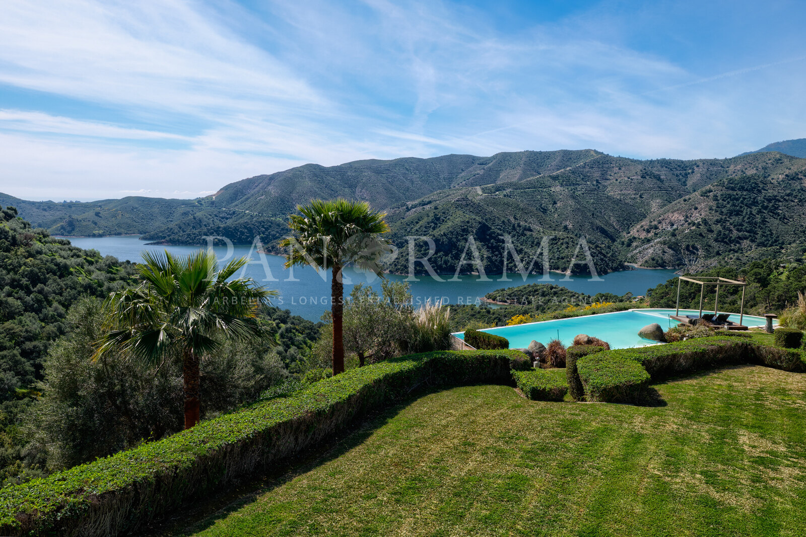 Villa contemporaine avec une vue spectaculaire sur le lac, les montagnes et la mer