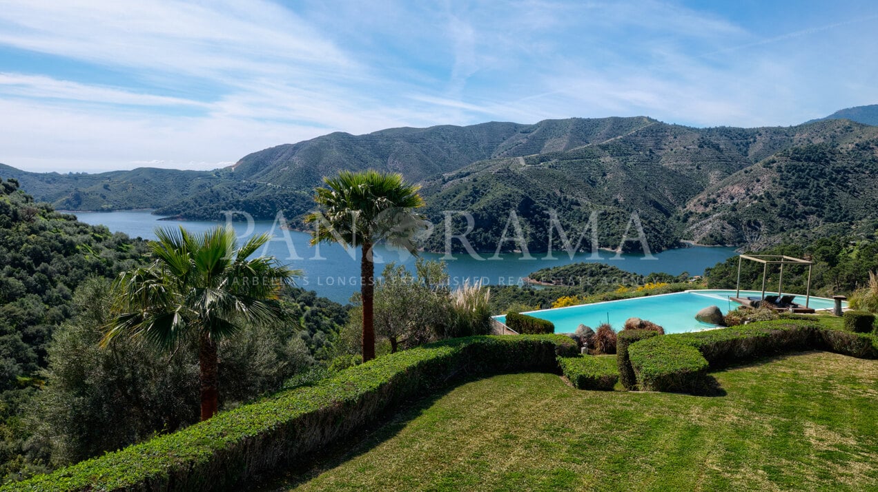 Villa contemporaine avec une vue spectaculaire sur le lac, les montagnes et la mer