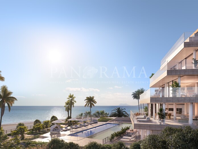 Développement exclusif récemment construit en bord de mer avec accès direct à la plage à Estepona