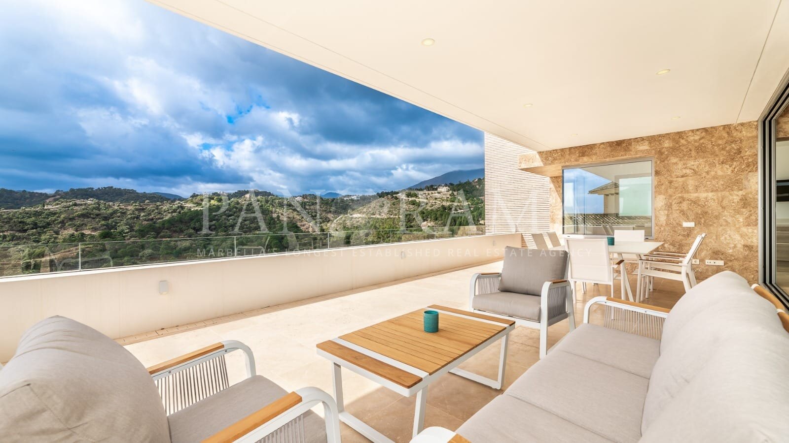 Moderne Villa mit Bergblick in Los Arqueros
