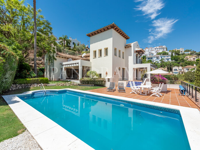 Charmante villa in Los Arqueros met panoramisch uitzicht