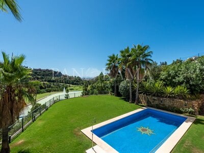 Impressive andalusische Luxusvilla direkt am Golfplatz in Los Arqueros