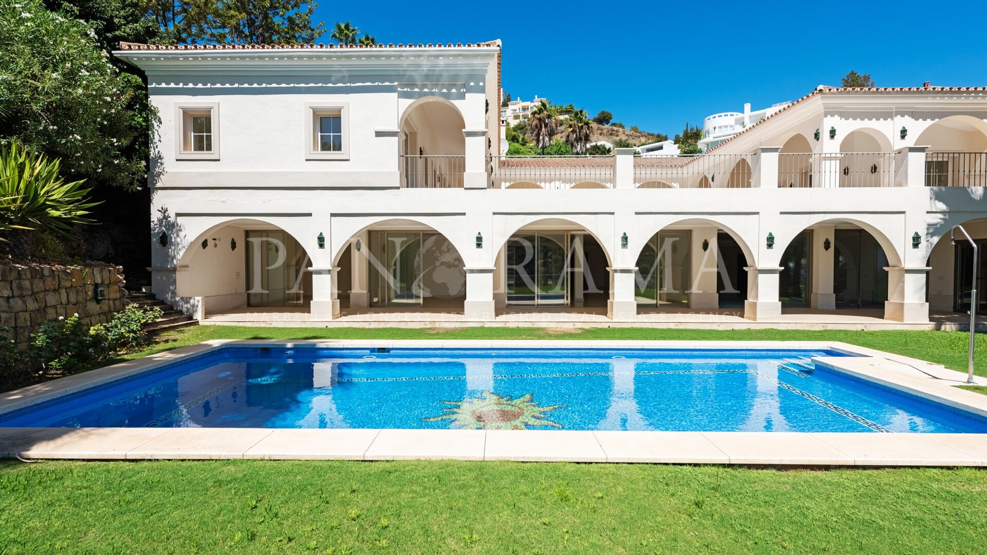 Impressive Andalusian style luxury frontline golf villa in Los Arqueros