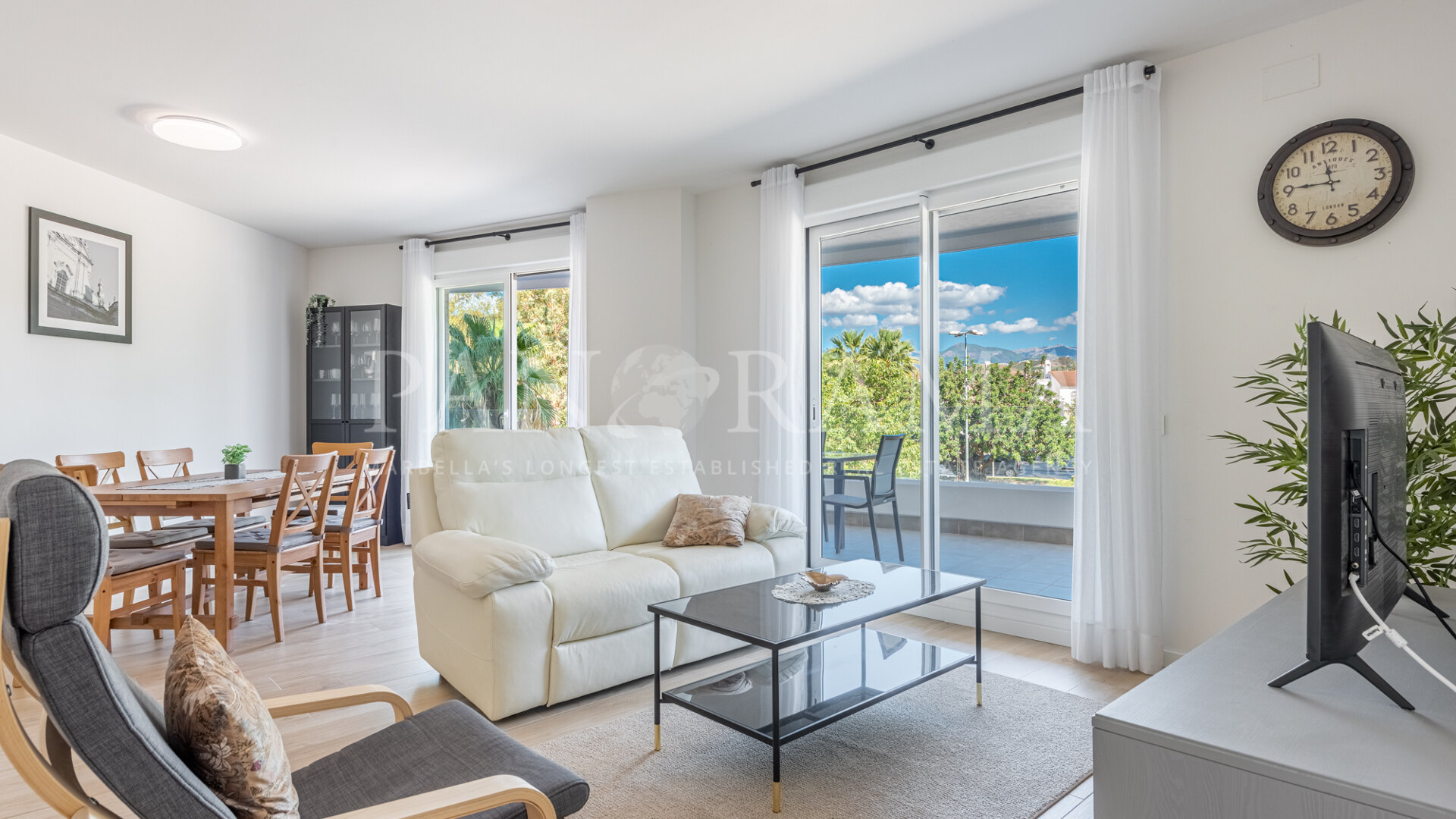 Modern and bright two-bedroom apartment in Nueva Andalucía