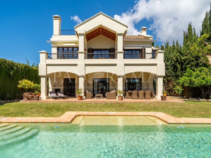 Villa mediterránea atemporal en la prestigiosa Sierra Blanca de Marbella