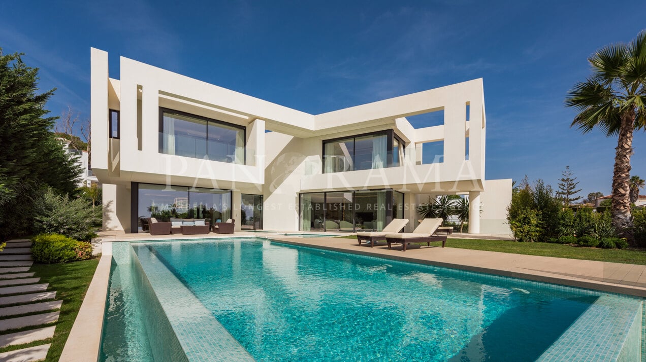 Nieuw gebouwde villa op slechts een paar stappen van het strand in Marbella oost