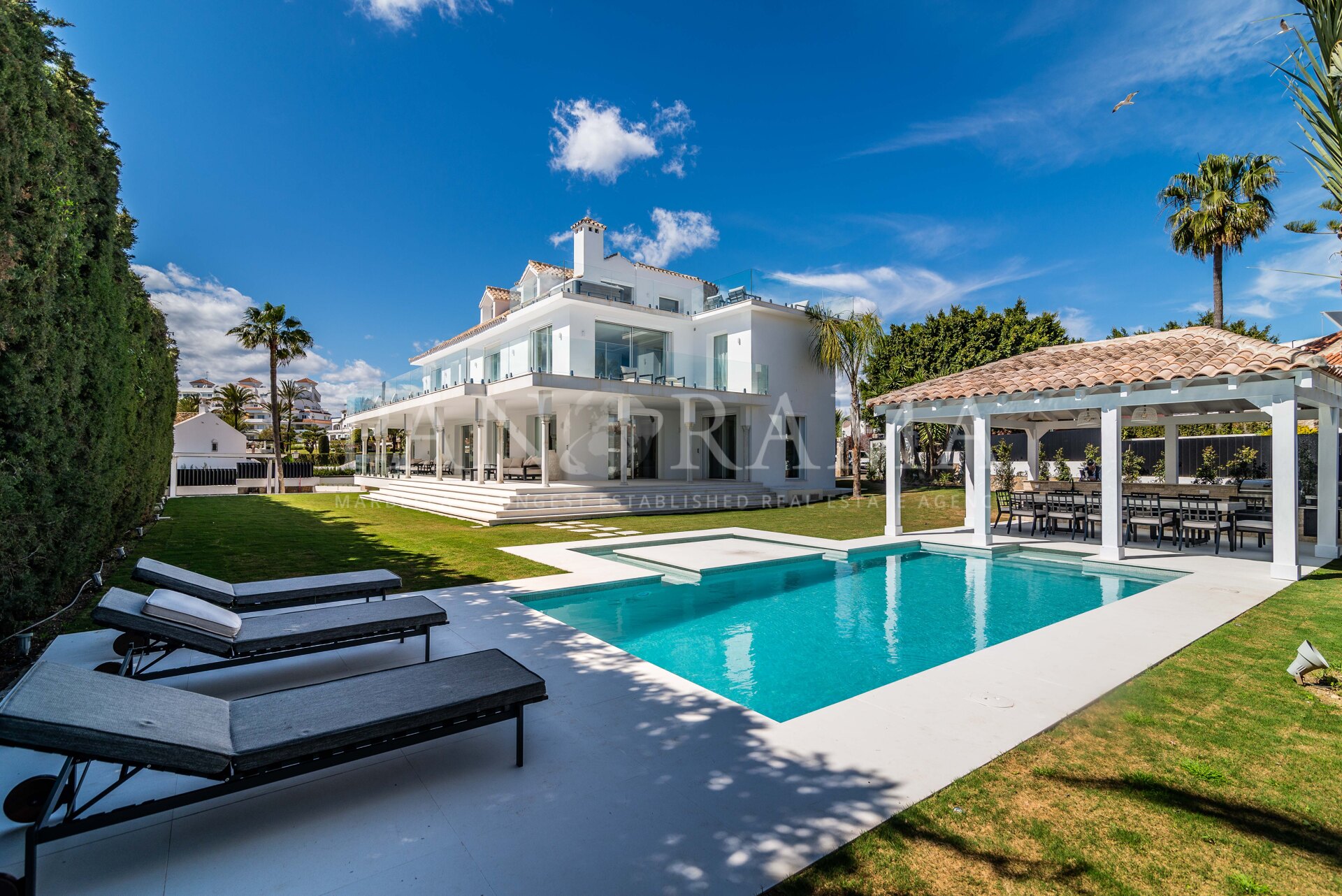 Villa moderne et luxueuse à Nueva Andalucía avec vue sur la mer