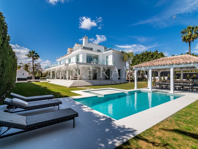 Villa moderne et luxueuse à Nueva Andalucía avec vue sur la mer