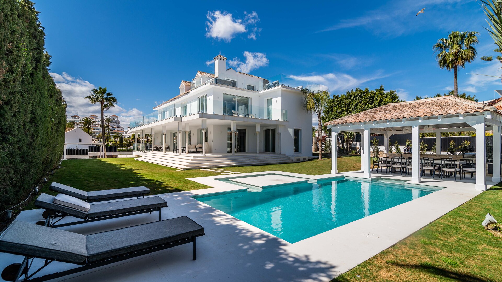 Moderne und luxuriöse Villa in Nueva Andalucía mit Meerblick