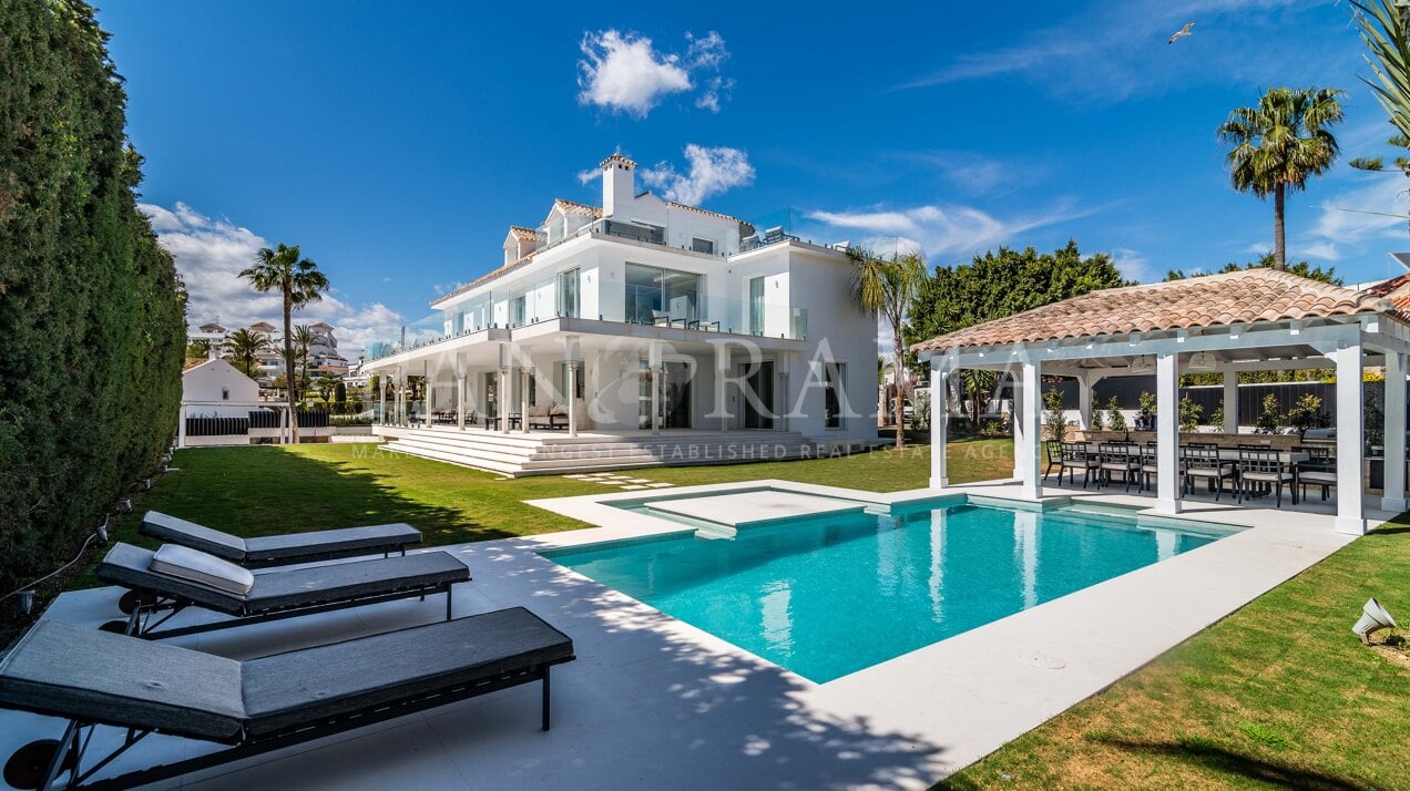 Moderne und luxuriöse Villa in Nueva Andalucía mit Meerblick