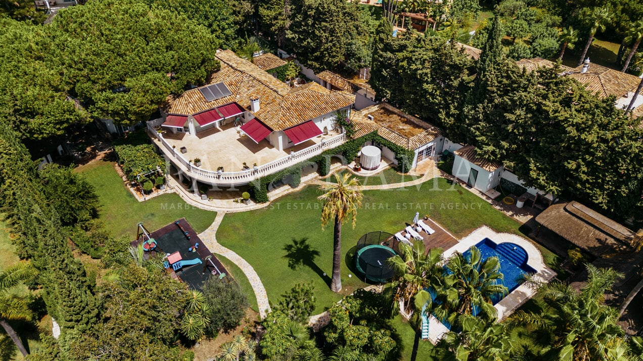 Villa mit einem großen, gepflegten Garten in Rocio de Nagueles