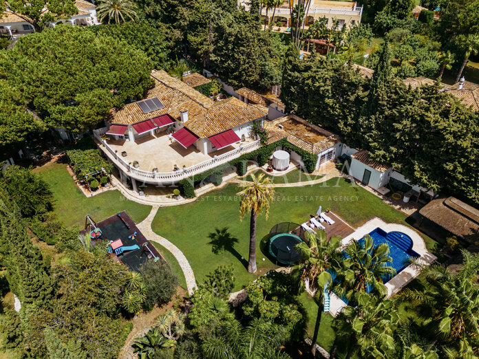 Chalet con un gran jardín maduro en Rocio de Nagueles