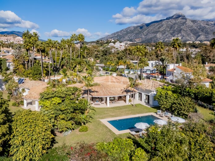 Charming single-level villa in La Cerquilla, conveniently located near golf courses