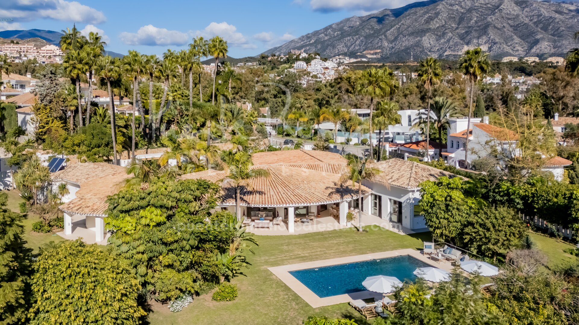 Charming single-level villa in La Cerquilla, conveniently located near golf courses
