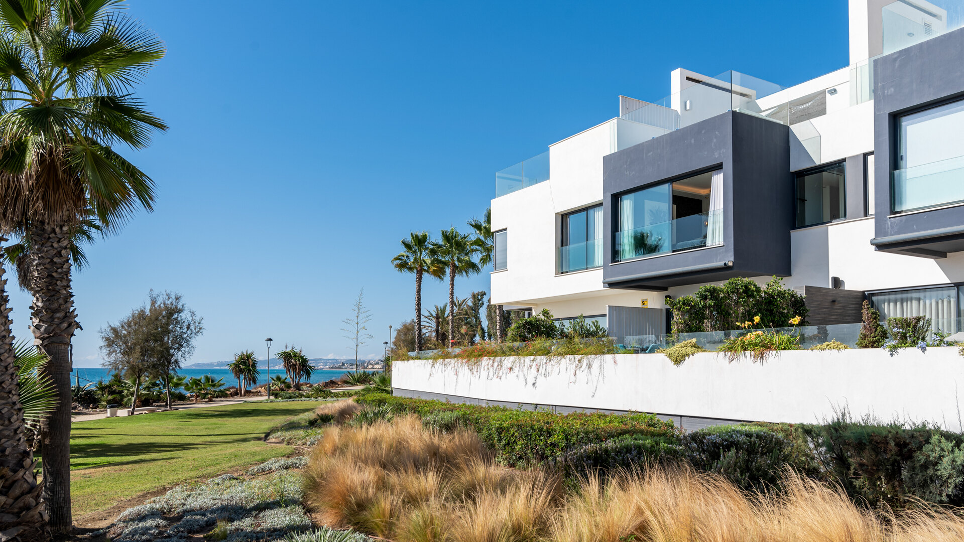 Maison de ville de luxe avec un design contemporain et un emplacement en front de mer, à Estepona