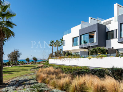 Maison de ville de luxe avec un design contemporain et un emplacement en front de mer, à Estepona