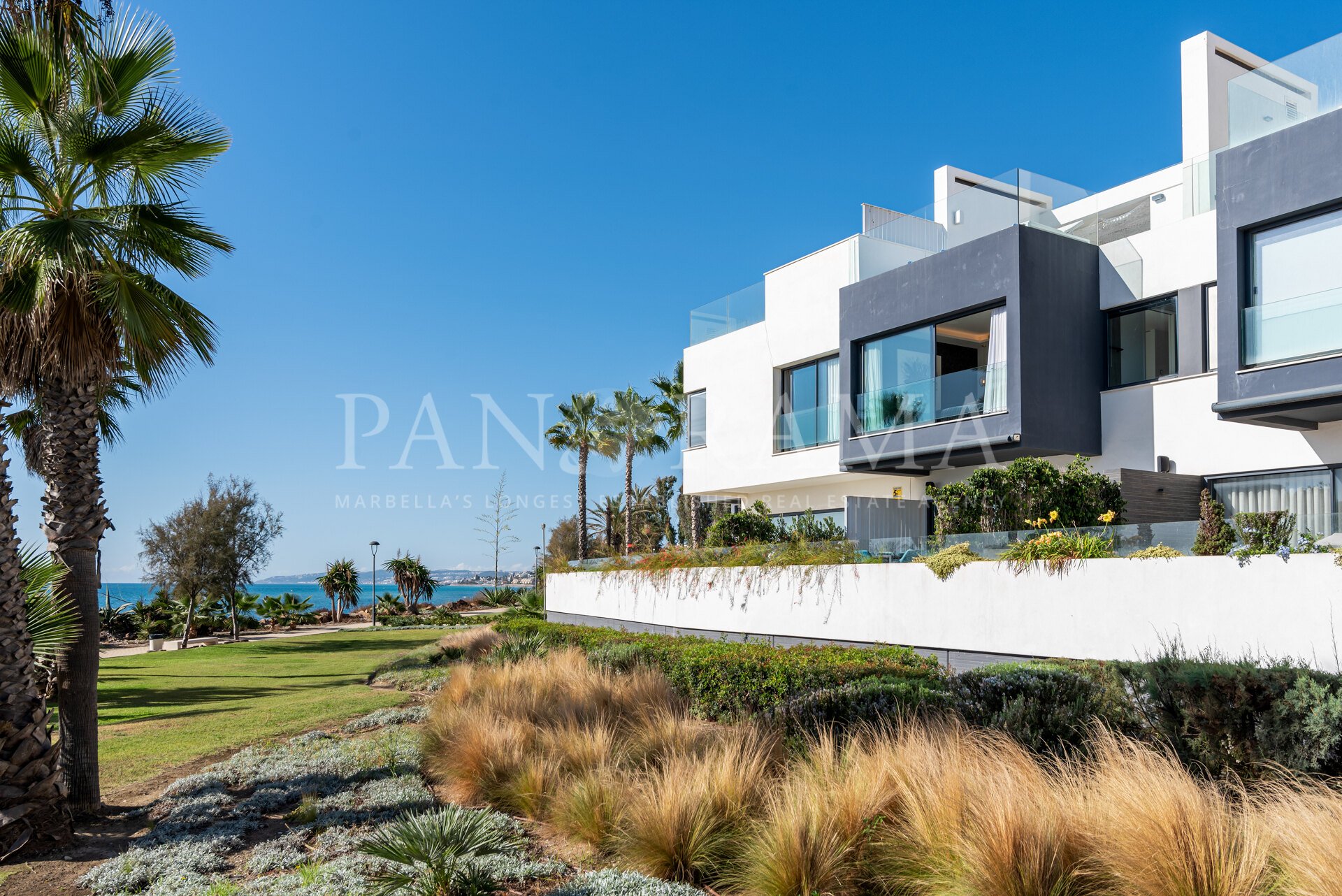 Luxus-Stadthaus mit modernem Design und Strandlage, in Estepona