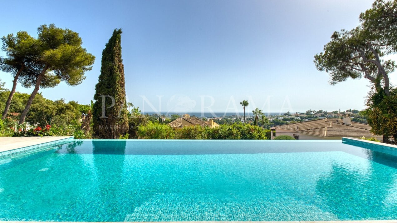 Villa auf einer Ebene mit Panoramablick auf das Meer in Elviria