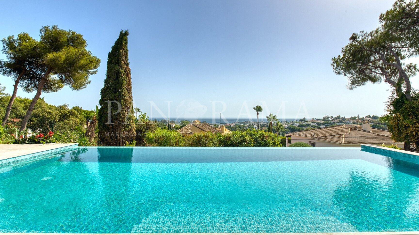 Villa on one level with panoramic sea views in Elviria