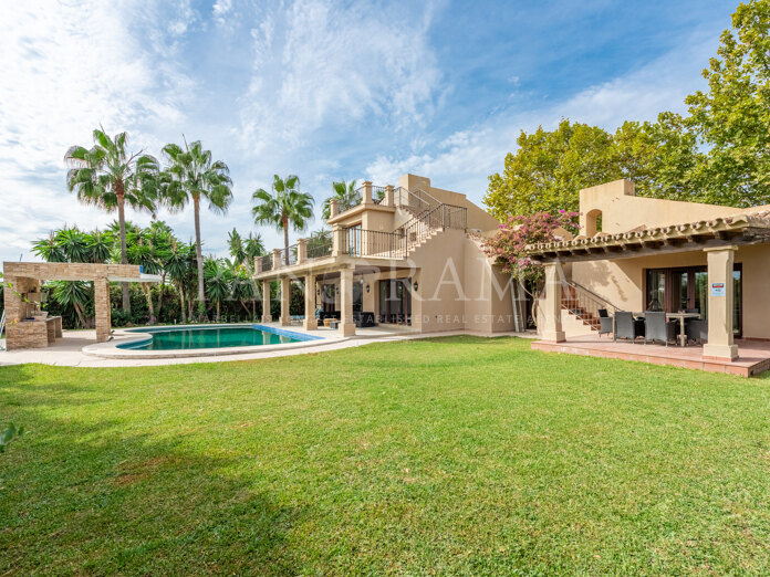 Villa en plena Milla de Oro y a tan solo unos pasos de la playa