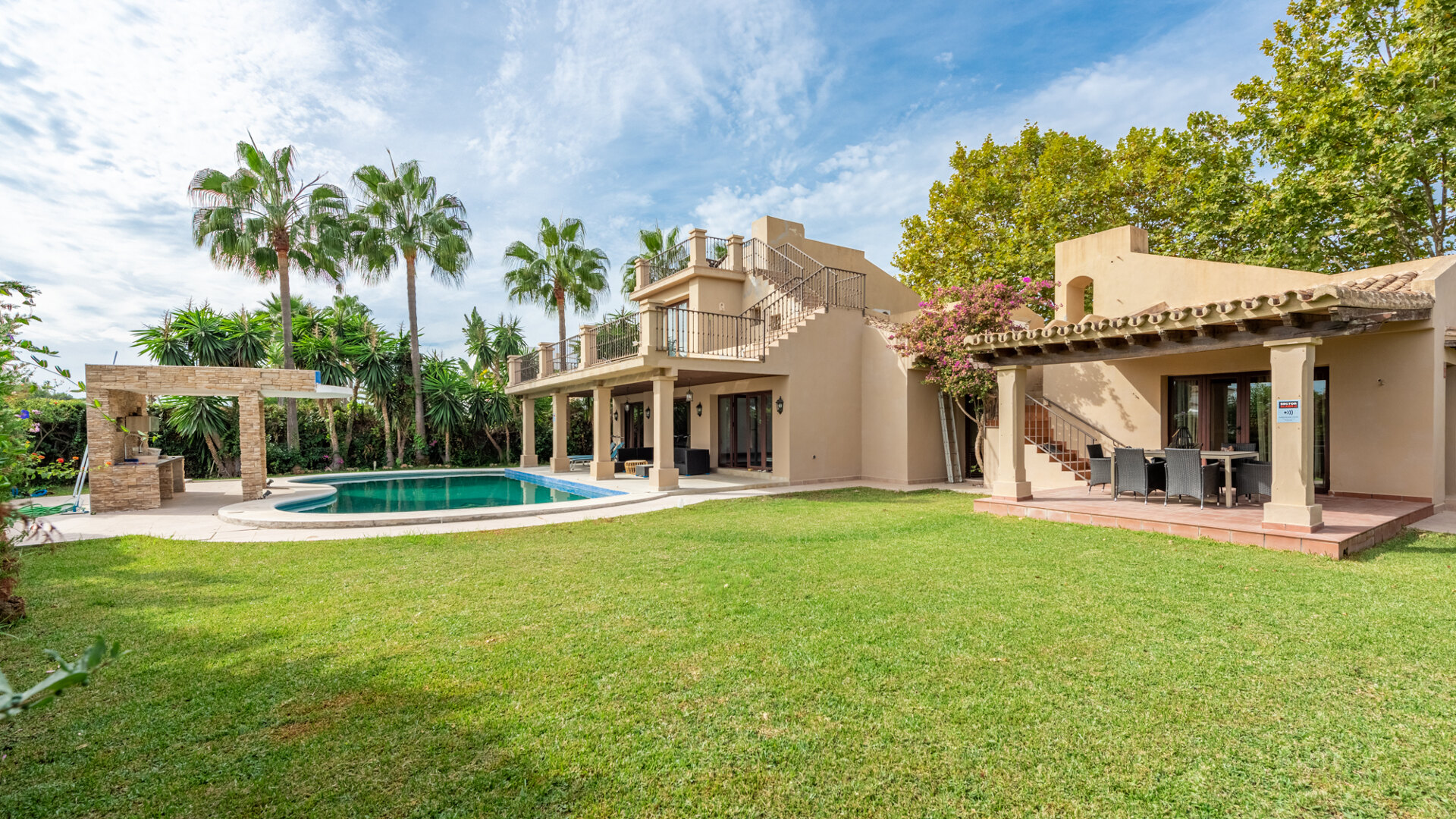 Villa in het hart van de Golden Mile en op slechts een steenworp afstand van het strand