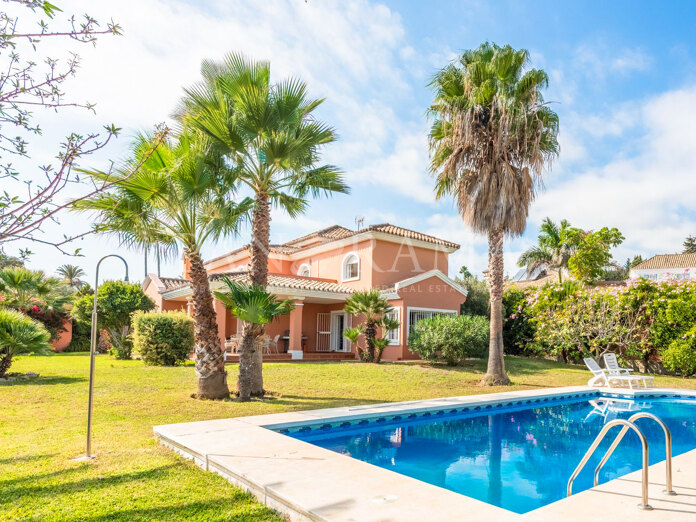 Villa con amplio jardín y preciosas vistas al mar en Don Pedro Estepona oeste