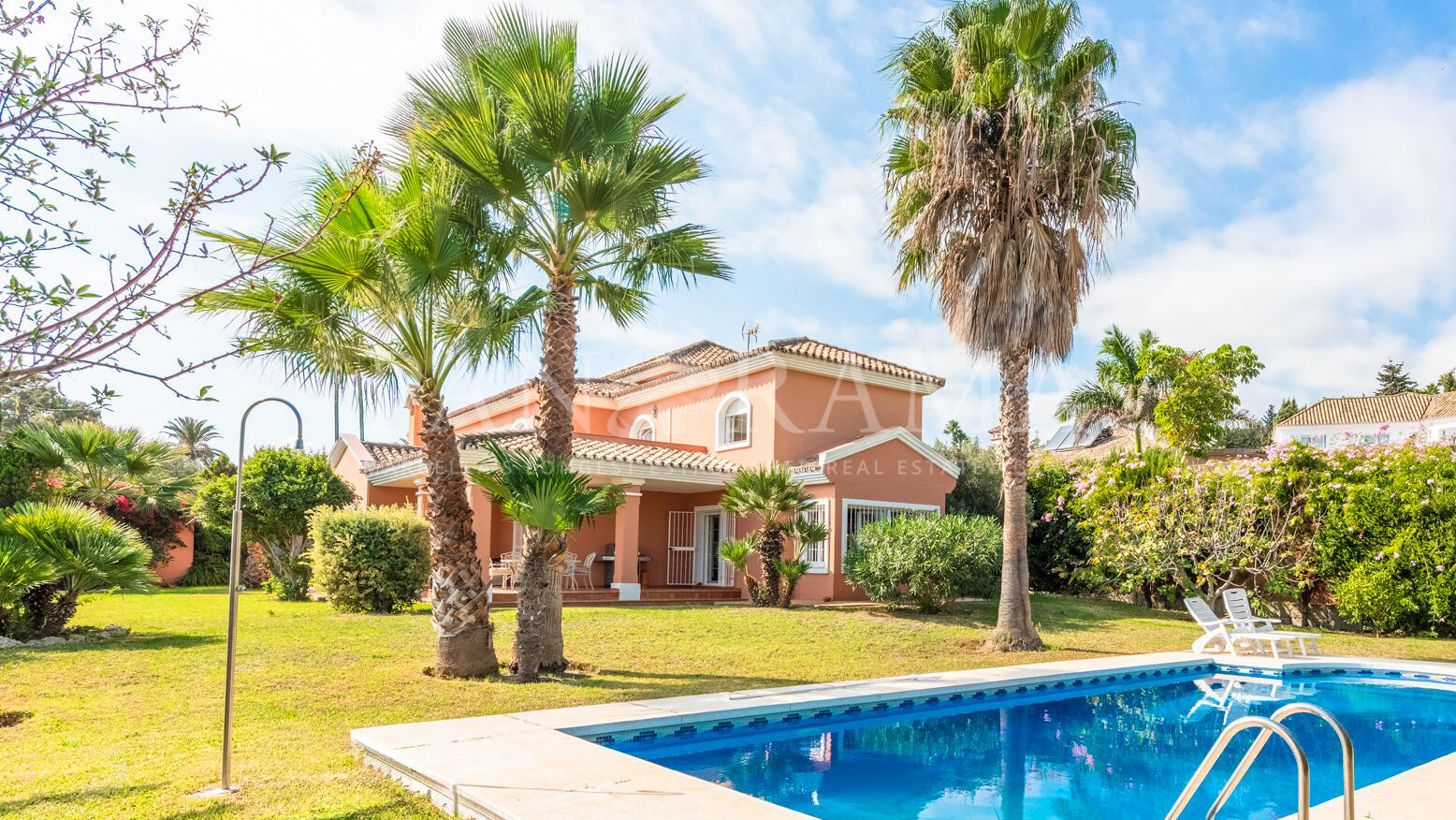 Villa mit großem Garten und herrlichem Meerblick in Don Pedro Estepona West