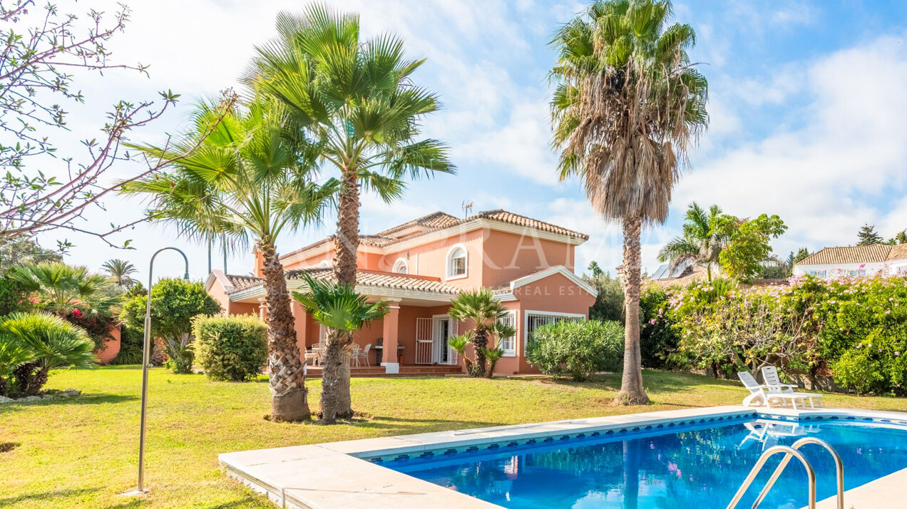 Villa avec grand jardin et belle vue sur la mer à Don Pedro Estepona ouest