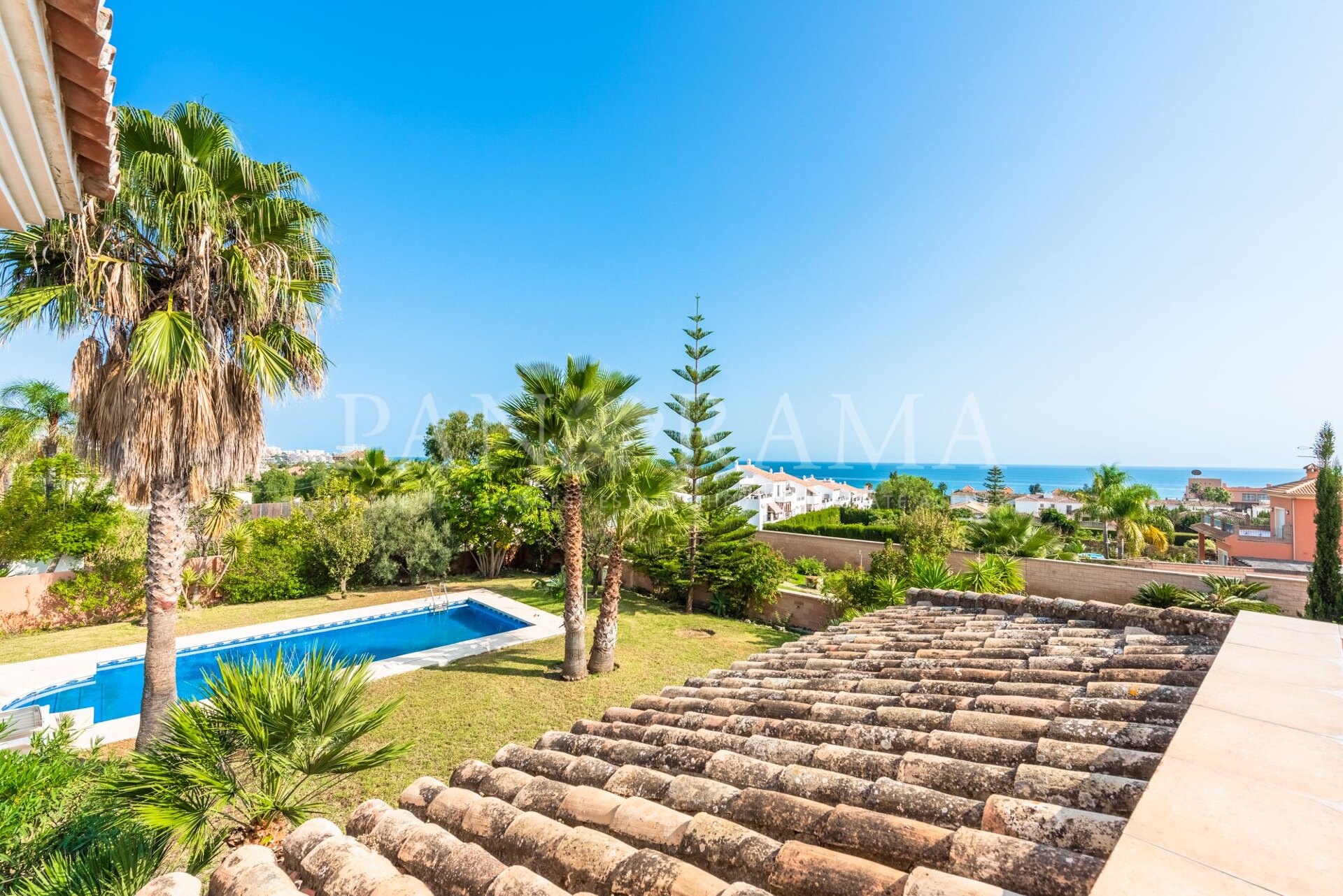 Villa with a large garden and lovely sea views in Don Pedro Estepona west