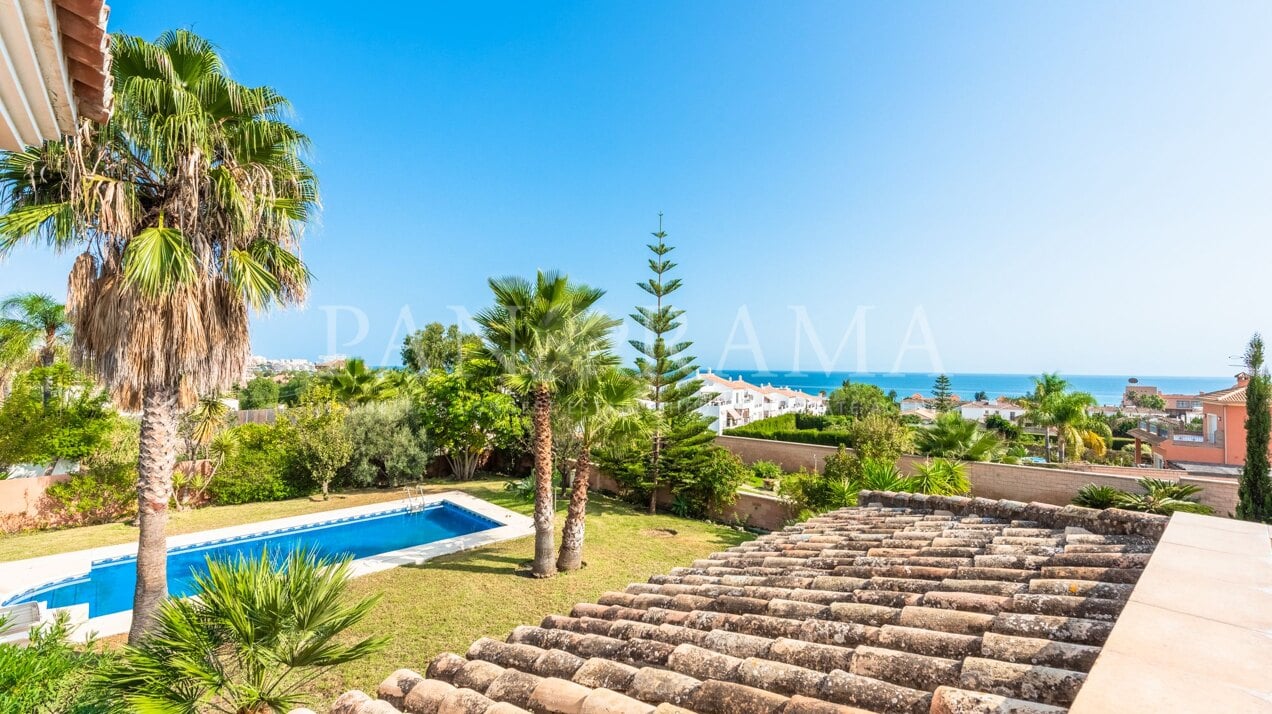 Villa with a large garden and lovely sea views in Don Pedro Estepona west