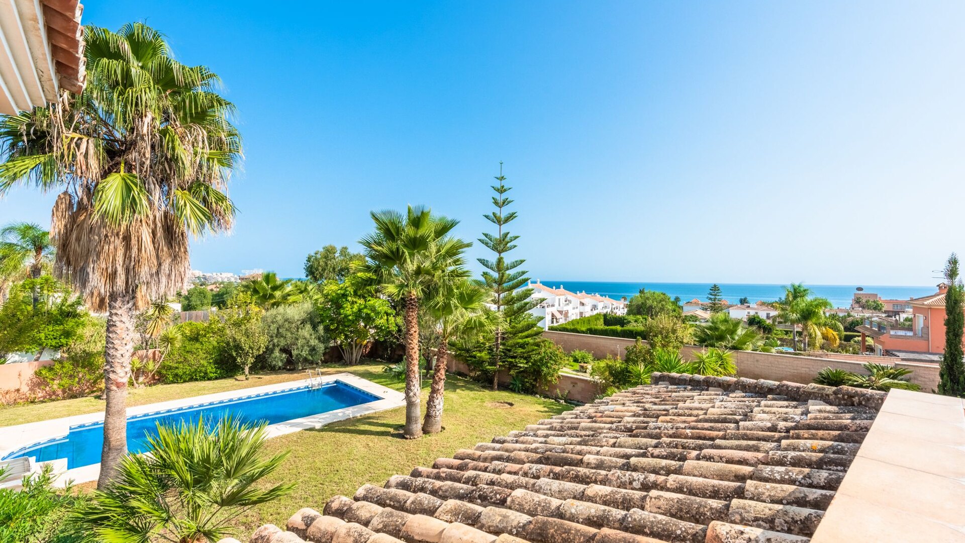 Villa avec grand jardin et belle vue sur la mer à Don Pedro Estepona ouest