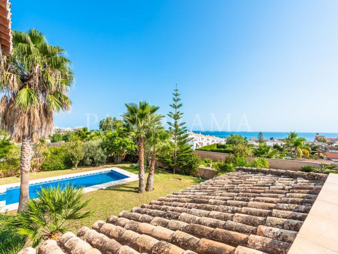 Villa avec grand jardin et belle vue sur la mer à Don Pedro Estepona ouest