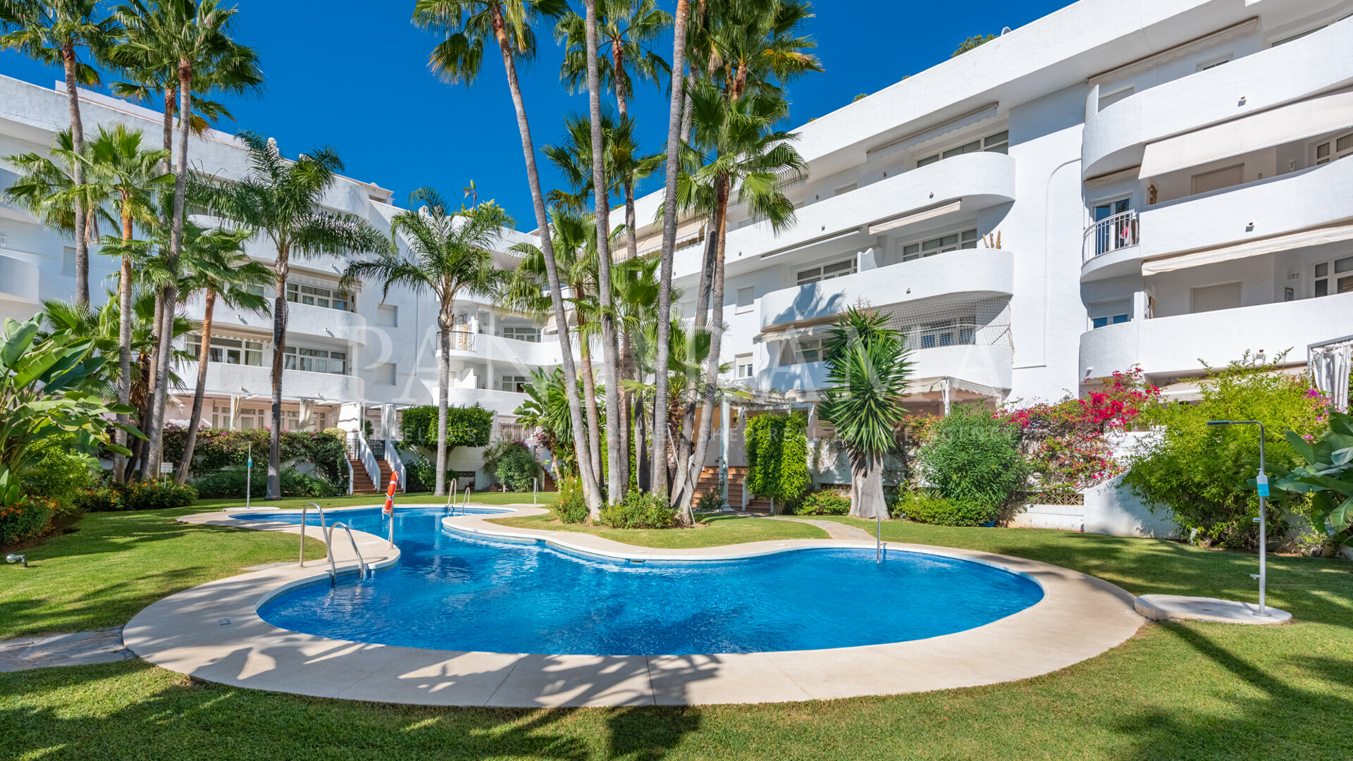 Elegante apartamento de esquina en Marbella Real, a pasos de la playa