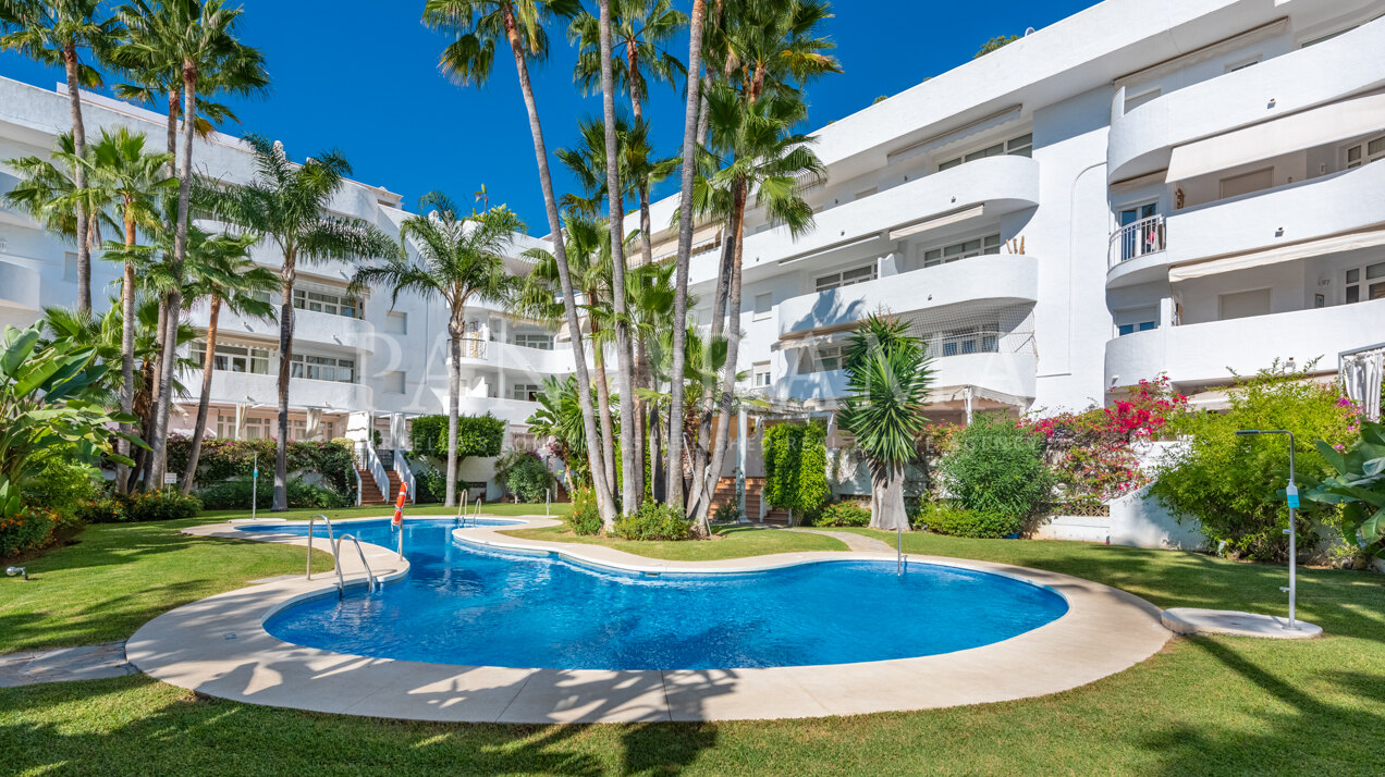 Elegant hoekappartement in Marbella Real, op slechts enkele stappen van het strand