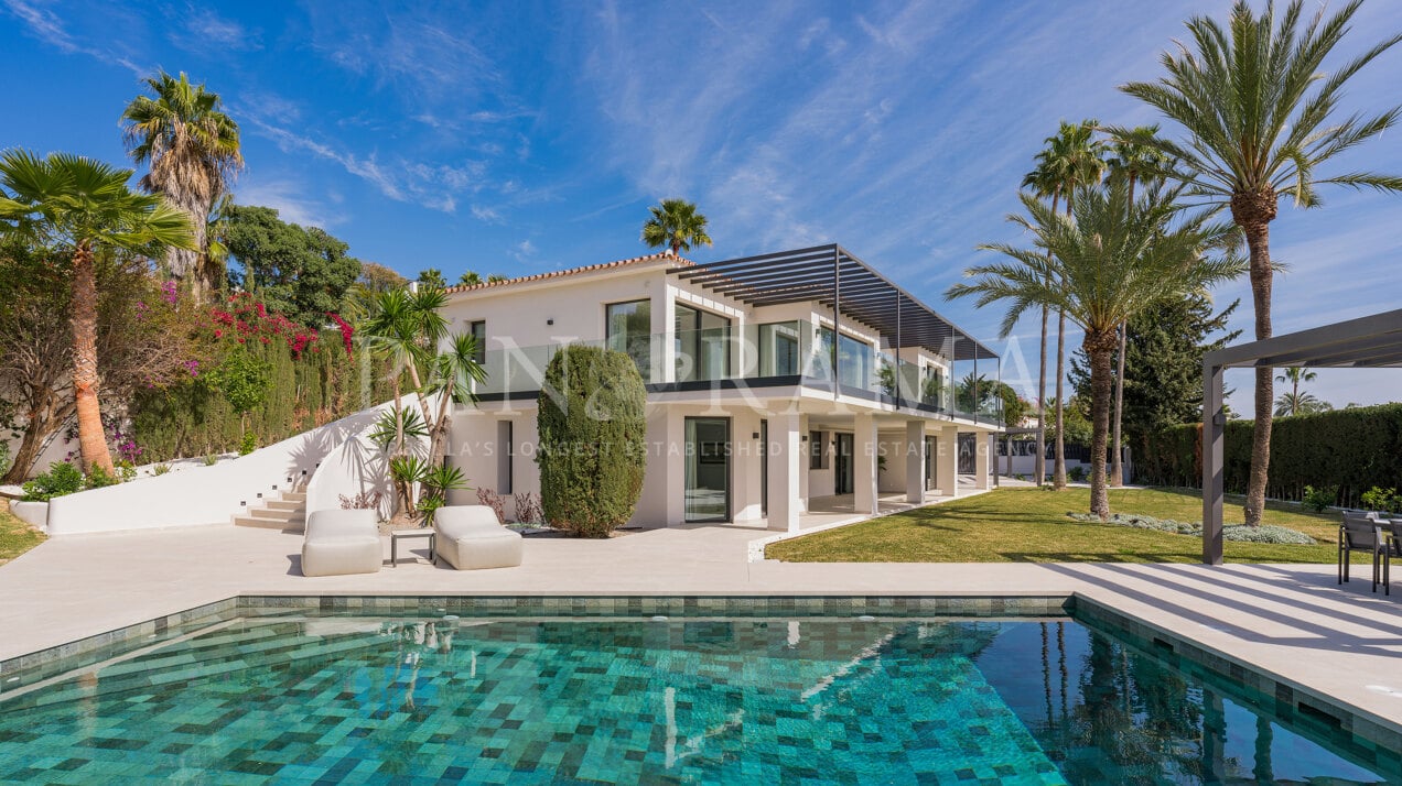 Superbe villa contemporaine très privée avec vue sur la mer et la montagne sur le Golden Mile