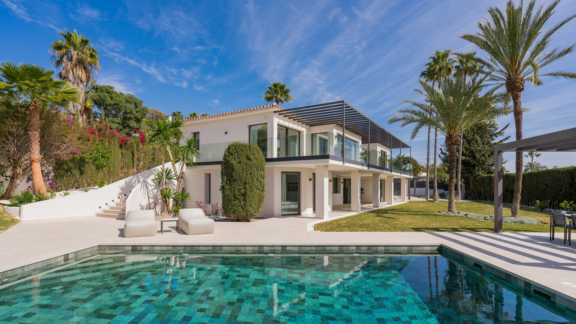 Superbe villa contemporaine très privée avec vue sur la mer et la montagne sur Rocío de Nagüeles